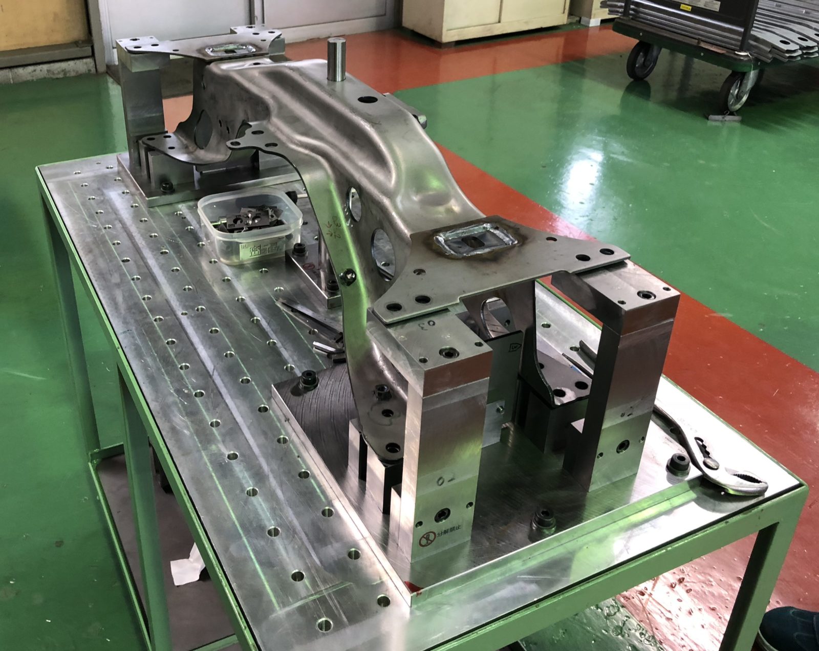 愛知県で自動車向けハイテン材の大型部品の試作テストなら|ダイキ精工株式会社